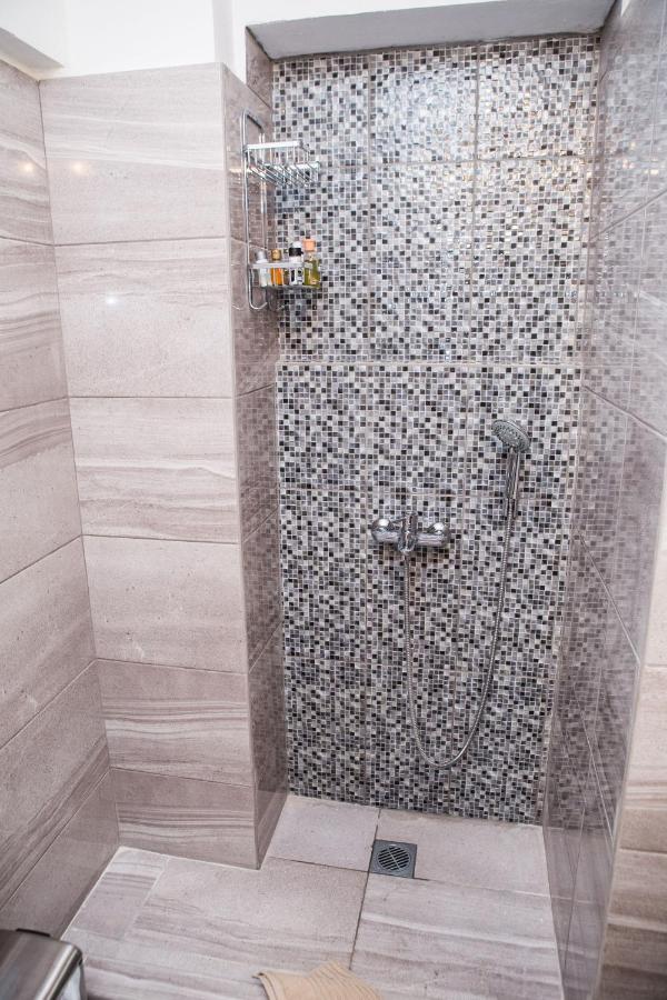 Stylish, Comfortable, Basement Loft-like With Amenities Atenas